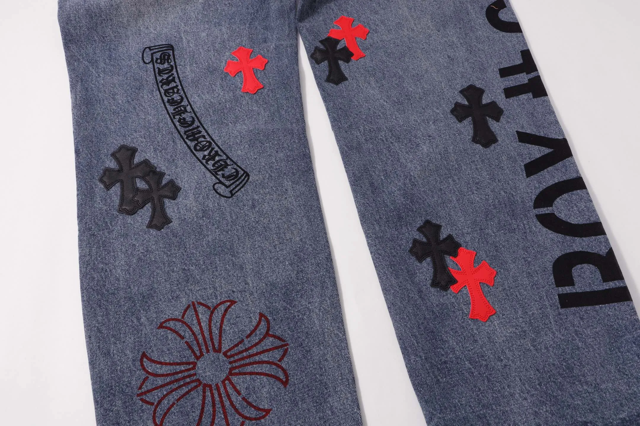 P260 Style No.: H97 Croxin & 𝐂𝐡𝐫𝐨𝐦𝐞 𝐇𝐞𝐚𝐫𝐭 Pingtai SS25 blue and red printed jeans. Styles with different wash textures are very friendly to people with thin legs. The slightly flared version perfectly modifies the leg shape. The timeless and moderate length makes it easy to match and match. It is the basis for various styles and is a must-have in your wardrobe! The fabric is stiff but also makes the upper body soft without losing texture. The washing process is even more perfect. It is a must-have item for everyone! ! ! Washed wheat, hang tag, pants label, three labels complete Color: blue Size: 28-30-32-34-36